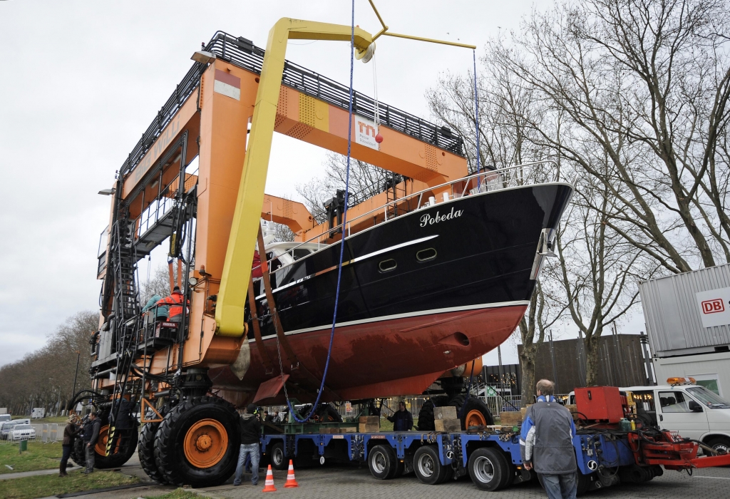 Video: boot 2012 – Auskranung trotz Niedrigwasser