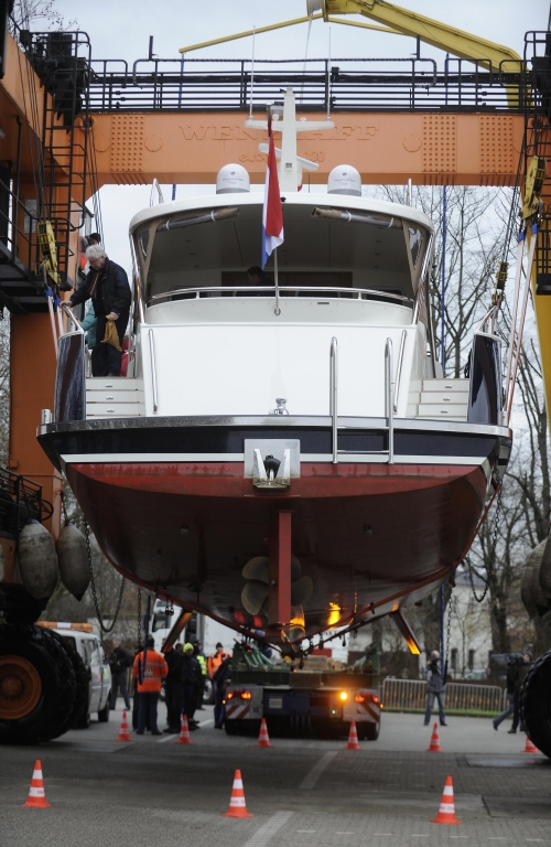 Video: boot 2012 – Auskranung trotz Niedrigwasser