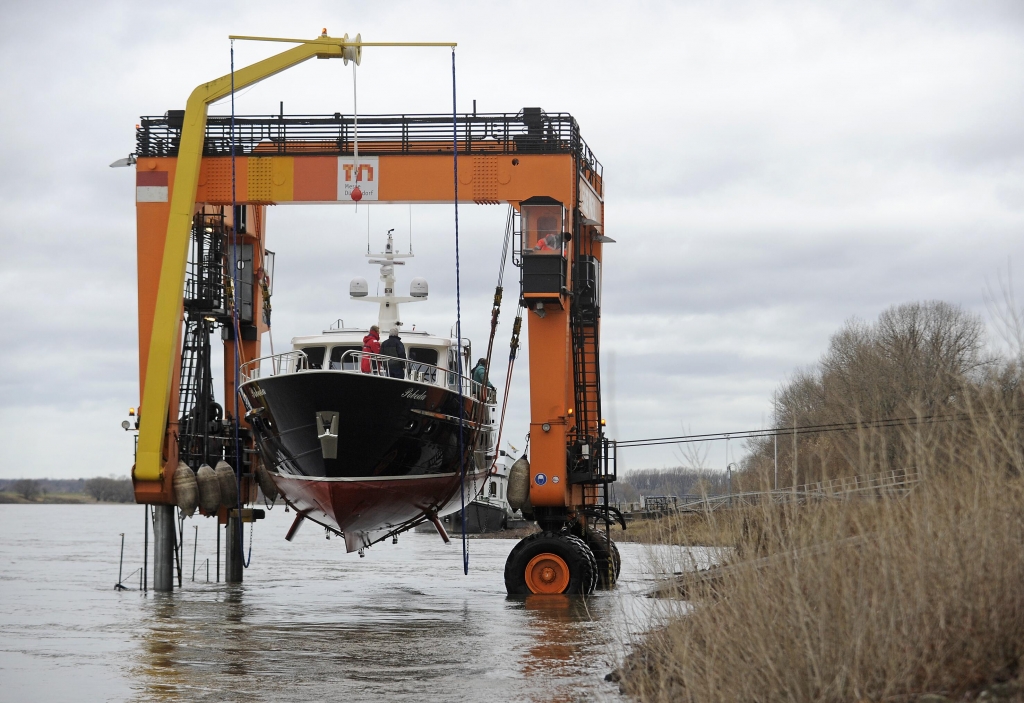 Video: boot 2012 – Auskranung trotz Niedrigwasser