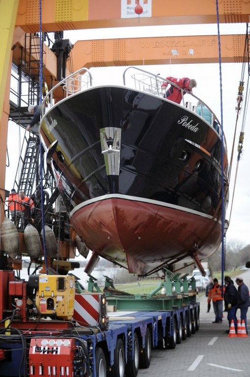 Video: boot 2012 – Auskranung trotz Niedrigwasser