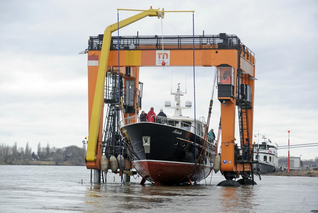 Video: boot 2012 – Auskranung trotz Niedrigwasser