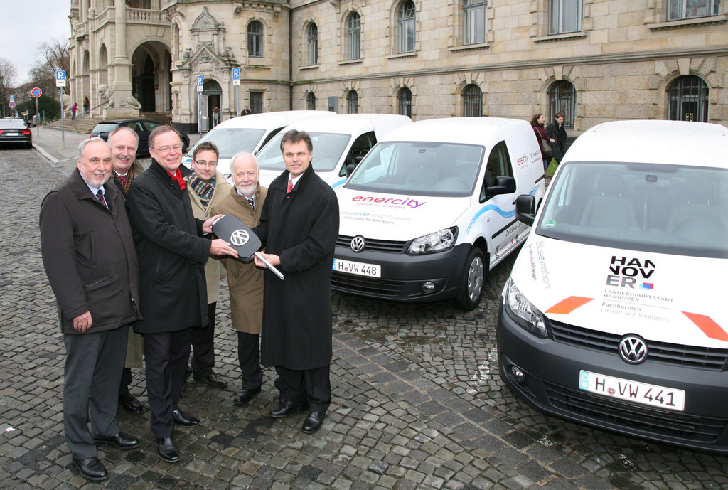 Volkswagen übergibt Elektro-Caddy an Hannover