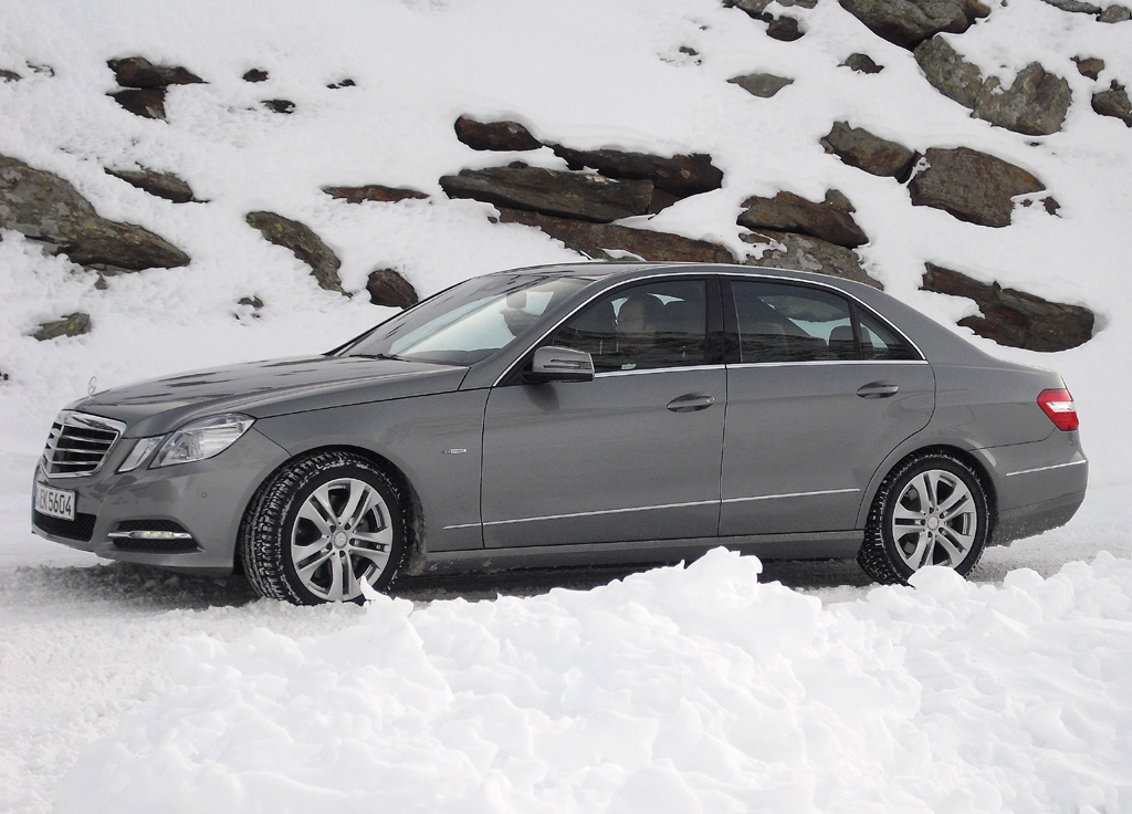 Von der Passhöhe auf dem Weg zurück: Mercedes-E-Klasse.