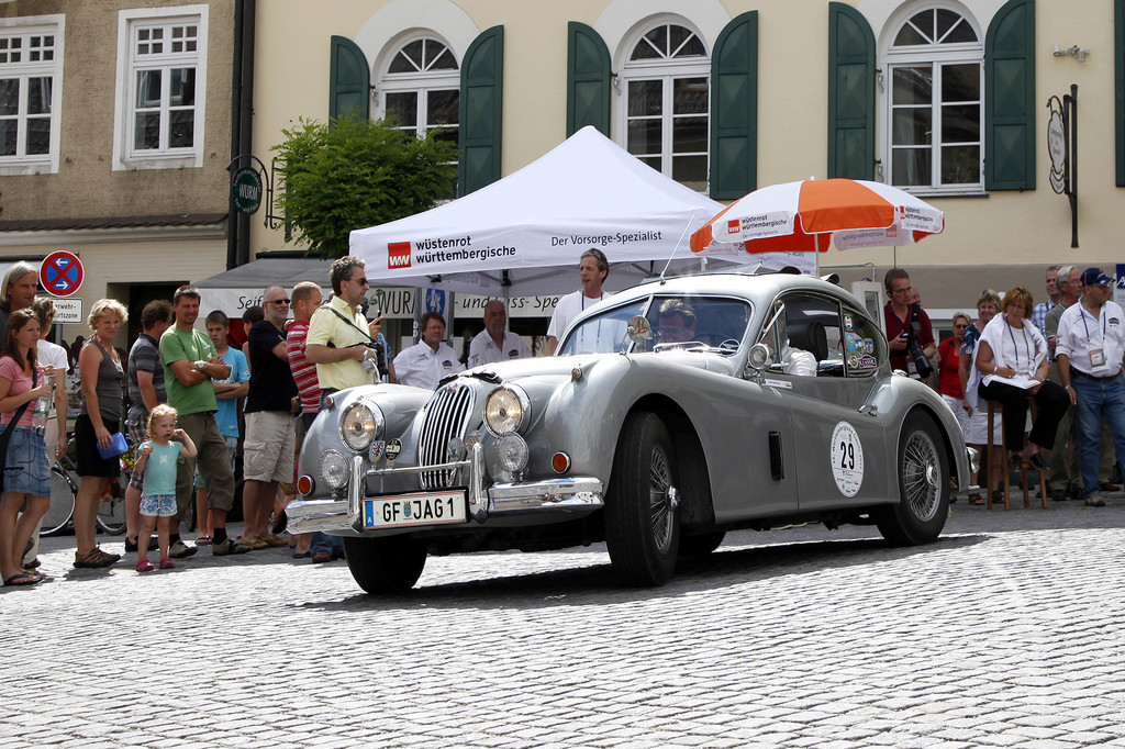 WürttClassic 2012: Die Ortsdurchfahrten mit vielen Zuschauern gehören zum festen Bestandteil.