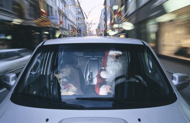 Weihnachtsmänner unterwegs - Bart ab im Auto
