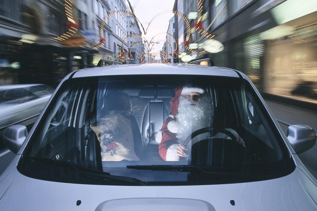 Weihnachtsmänner unterwegs - Bart ab im Auto