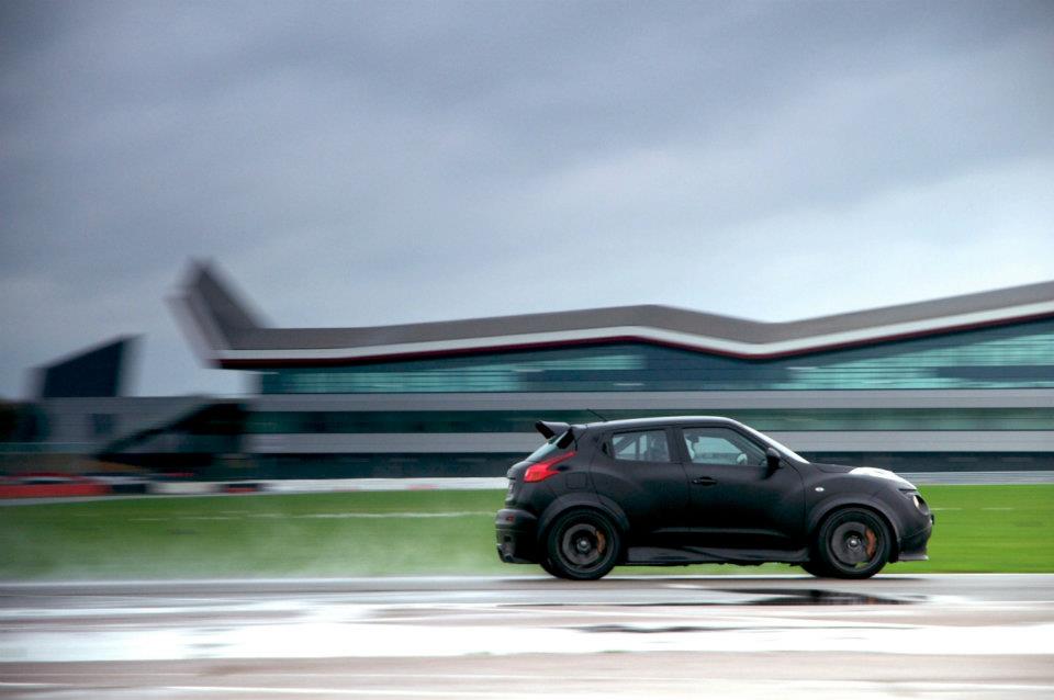 Weltpremiere Nissan Juke R - Schwarzer Kuglblitz | Foto: Nissan