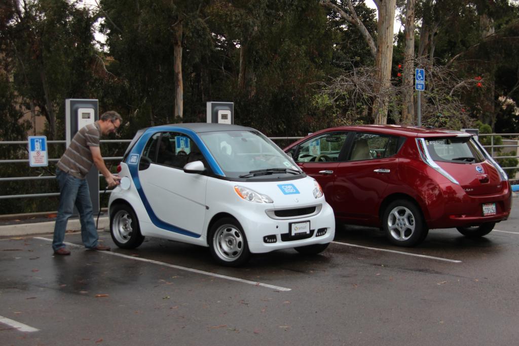 Wo normale Autos brav die Parkuhr fütten müssen, stehen die Elektroflitzer gratis.