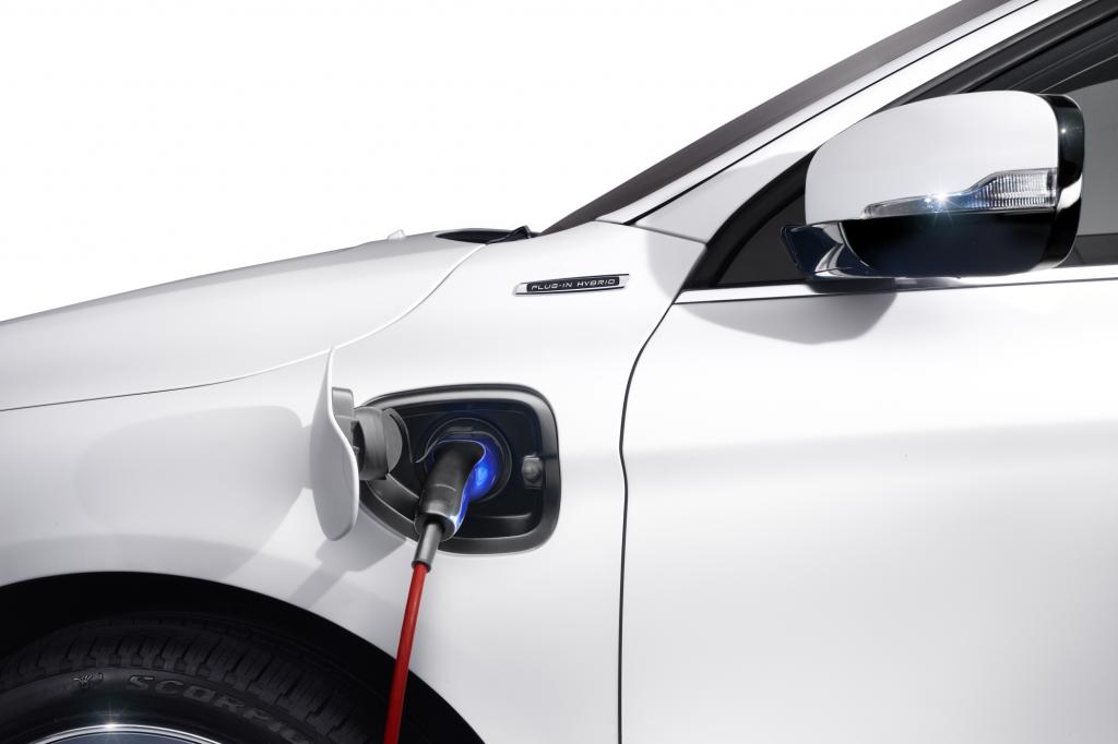 Über eine Ladebuchse wird Strom getankt