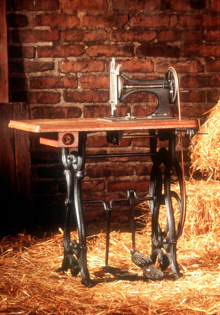Adam Opels erste handgefertigte Nähmaschine aus dem Jahr 1862. 