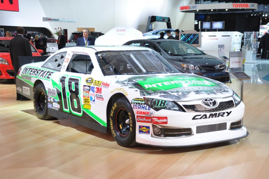 Auch Rennwagen wie dieser umgebaute Toyota Camry sind in Detroit zu sehen