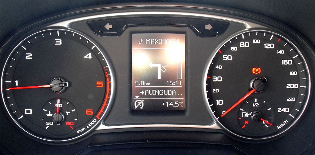 Audi A1 Sportback: Blick durch den Lenkradkranz auf die Rundinstrumentierung.