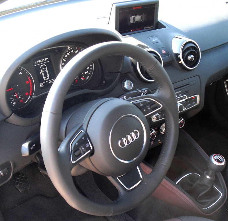 Audi A1 Sportback: Blick ins recht übersichtlich gestaltete Cockpit.