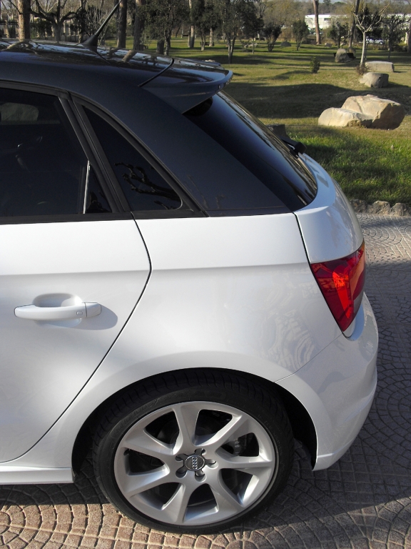 Audi A1 Sportback: Das Dach geht hinten in einem Kantenspoiler über.