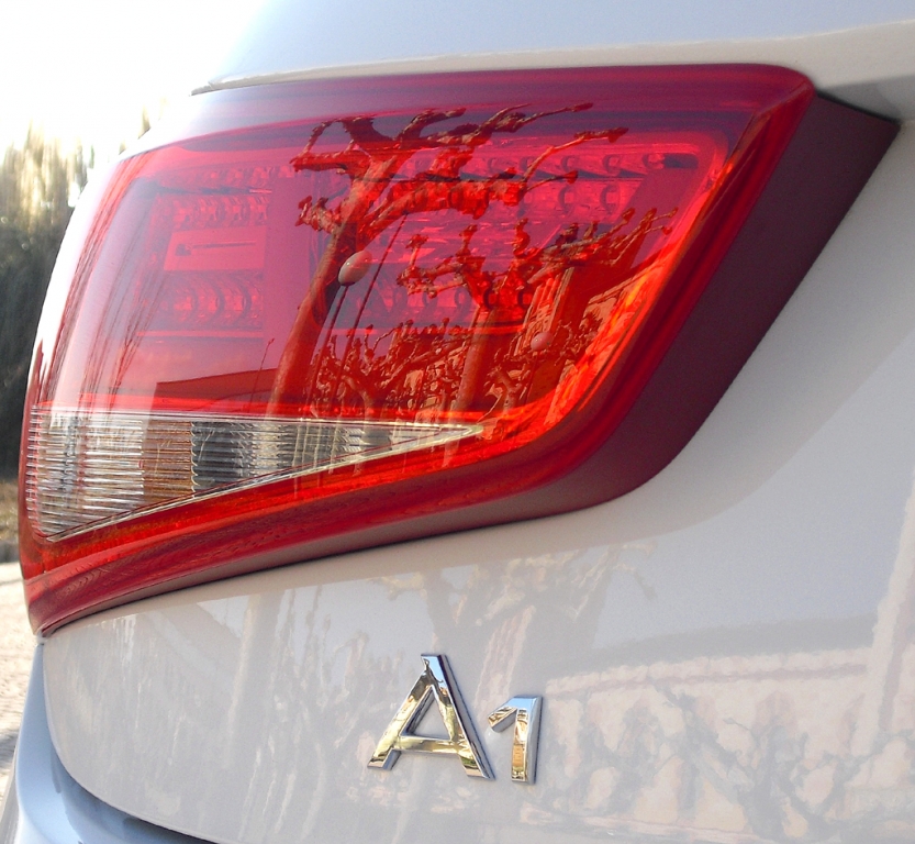 Audi A1 Sportback: Moderne Leuchteinheit hinten mit Modellschriftzug.