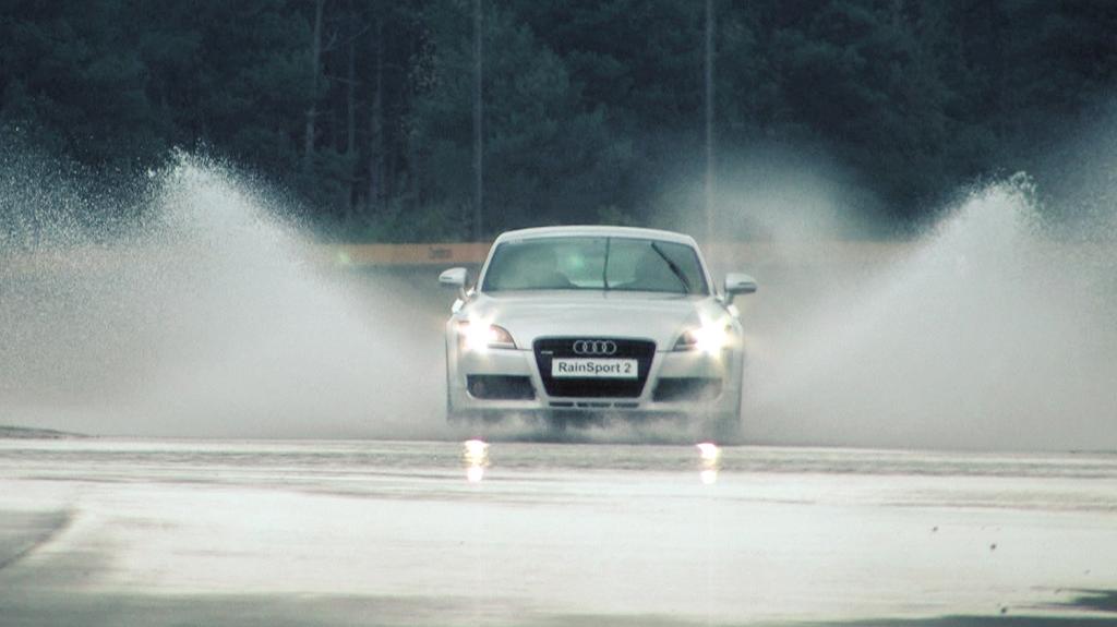 Autofahrer unterwegs bei Sturm und Wind