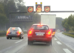 Autofahrer unterwegs bei Sturm und Wind