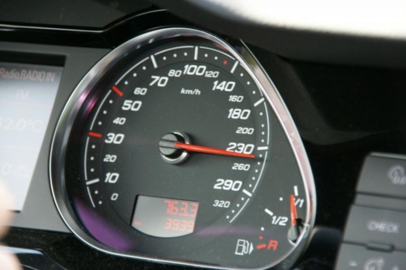 Autofahrer unterwegs bei Sturm und Wind