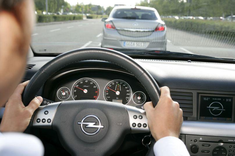 Autofahrer unterwegs bei Sturm und Wind