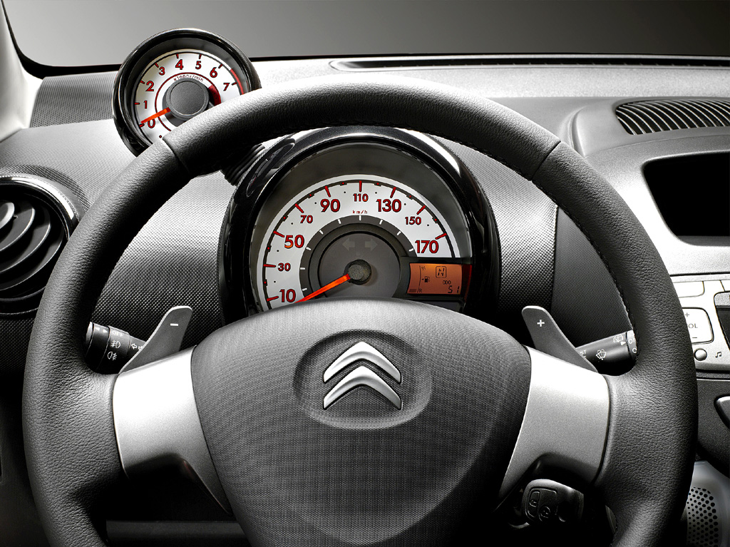 Citroën C1: Blick auf Tacho und Drehzahlmesser. 
