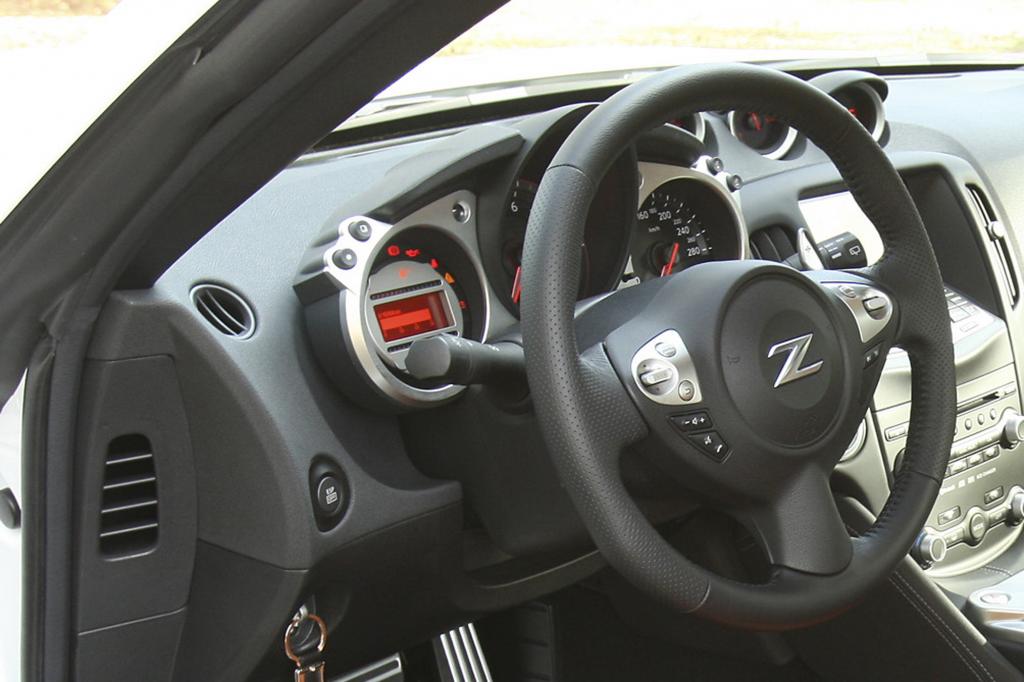 Das Cockpit ist weniger verspielt als beim Vorgänger