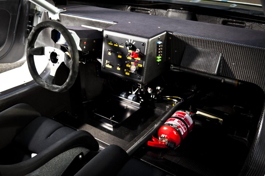 Das Cockpit wurde für den Rennsport überarbeitet
