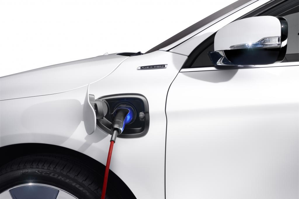 Davon liefert der Vierzylinder-Turbobenziner 206 kW/280 PS