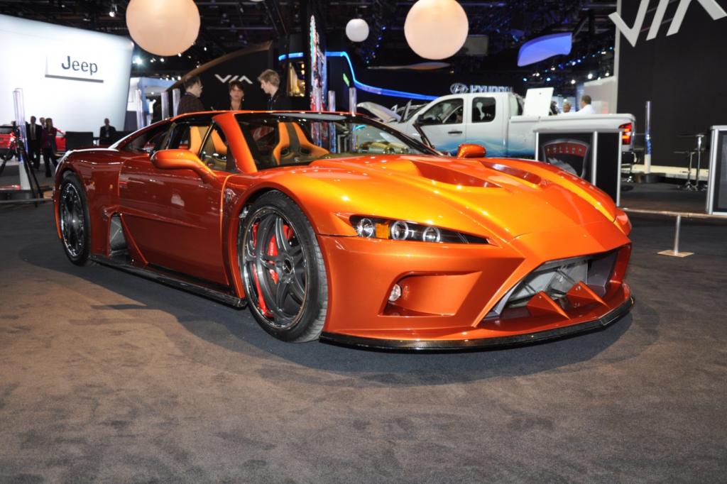 Der Falcon F7 hat ein Aluminium Chassis und eine Karbonhaut und wiegt nur 1.260 Kilo