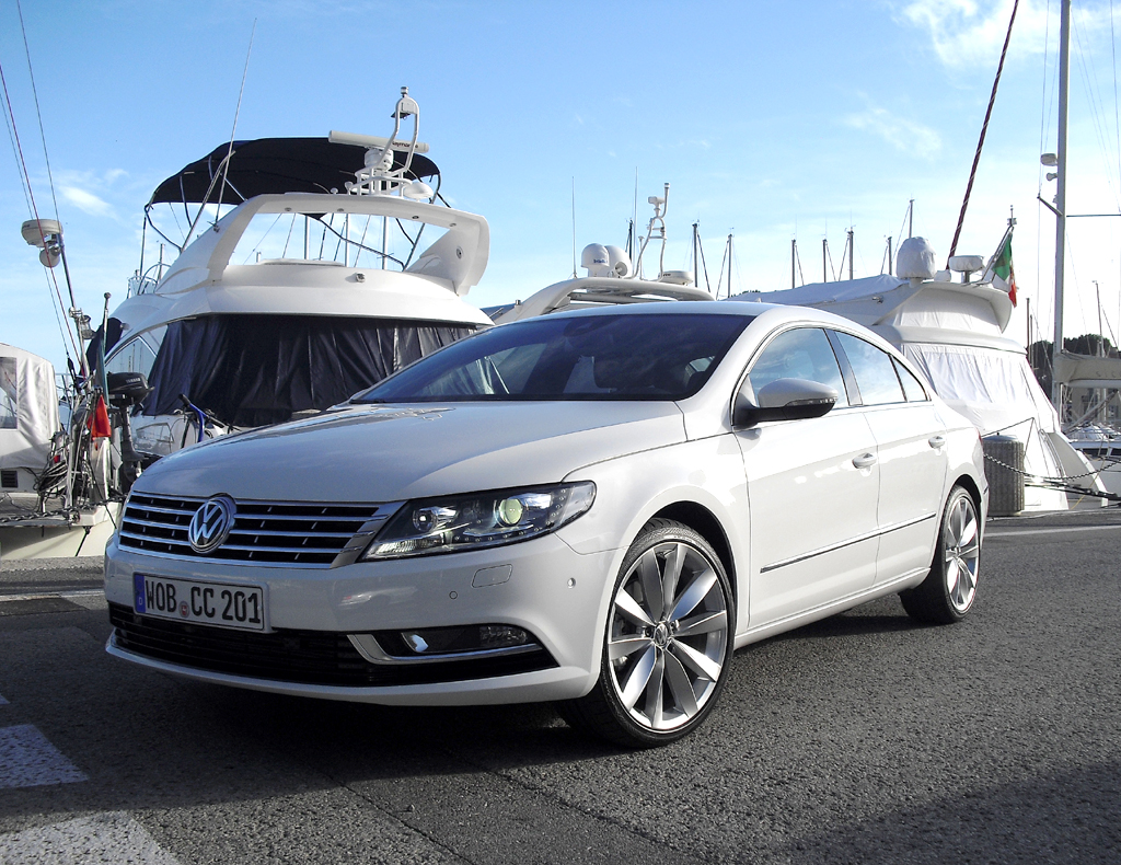 Der VW CC fährt nun wie schon in den USA ohne die Bezeichnung Passat im Namen vor. 