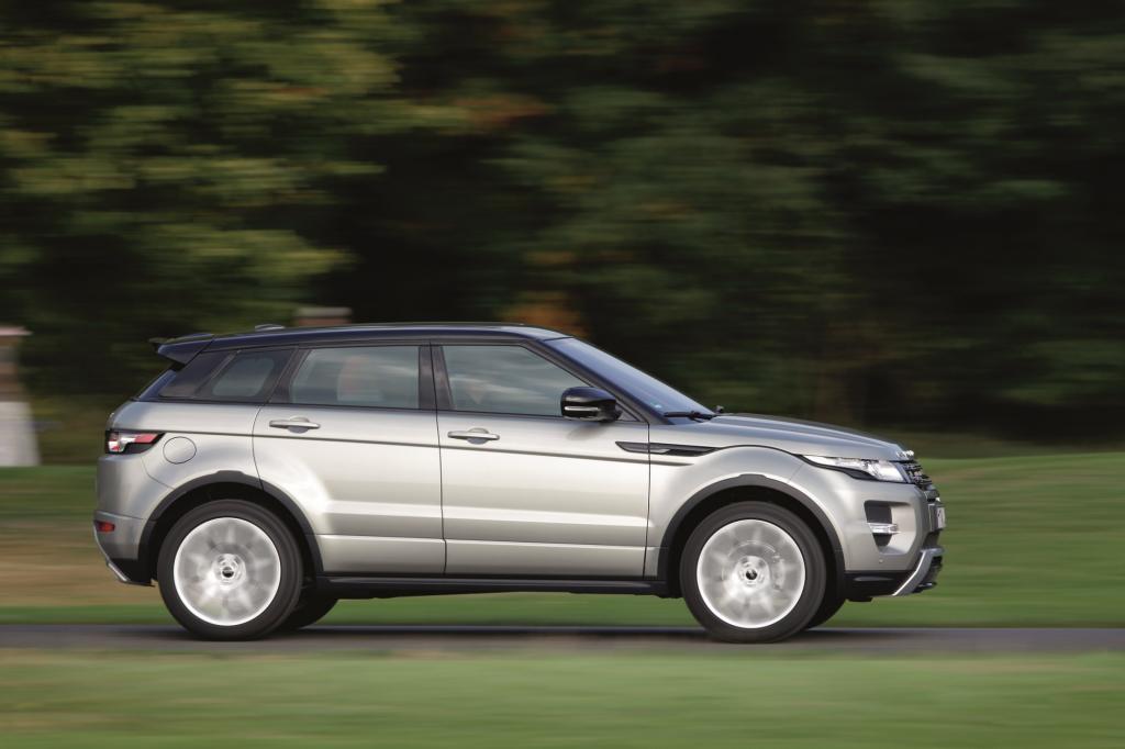 Der mächtige Bug, seine hohe Gürtellinie mit den schmalen Fenstern und die großen Räder scheinen den Evoque in der Theorie gar n