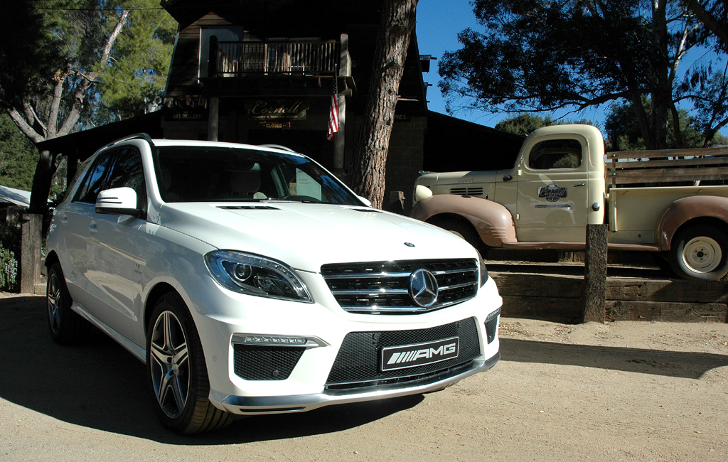 Der neue Mercedes ML 63 AMG neben einem US-Pickup-Oldtimer in Kalifornien. 