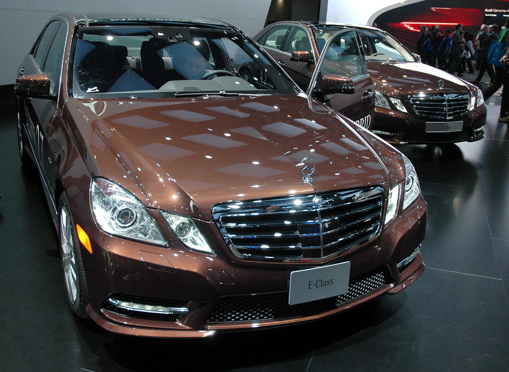 Deutsche Autobauer in den USA, hier Mercedes mit zwei E-Klasse Hybriden gerade in Detroit. 