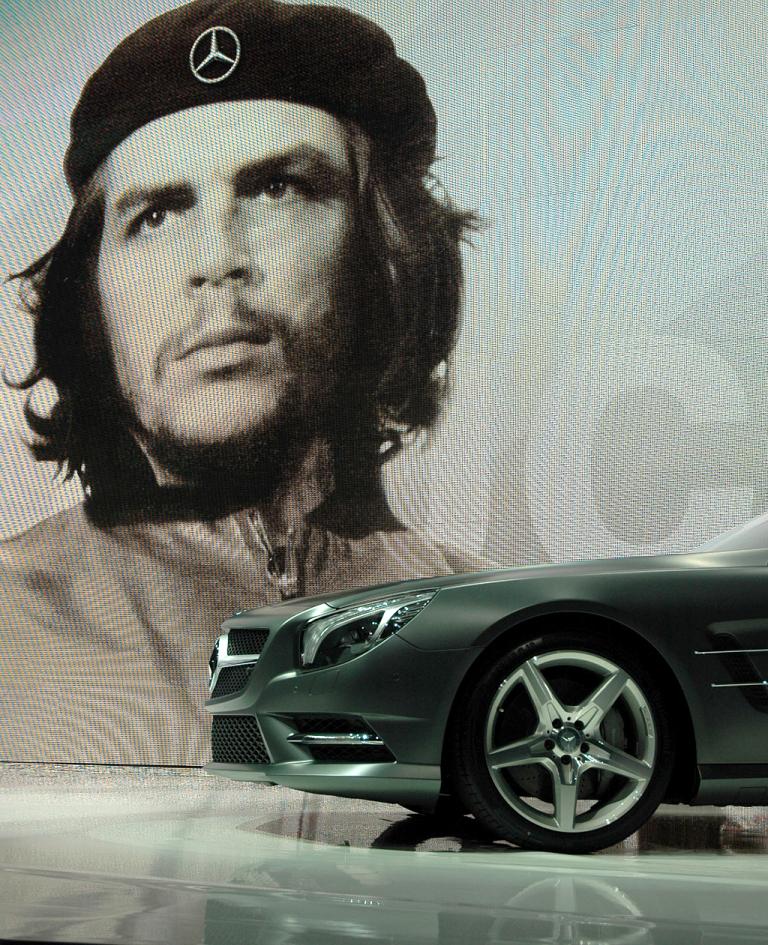 Es lebe die elektronische Revolution! Mercedes-SL-Front vor Ché-Guevara-Porträt. 