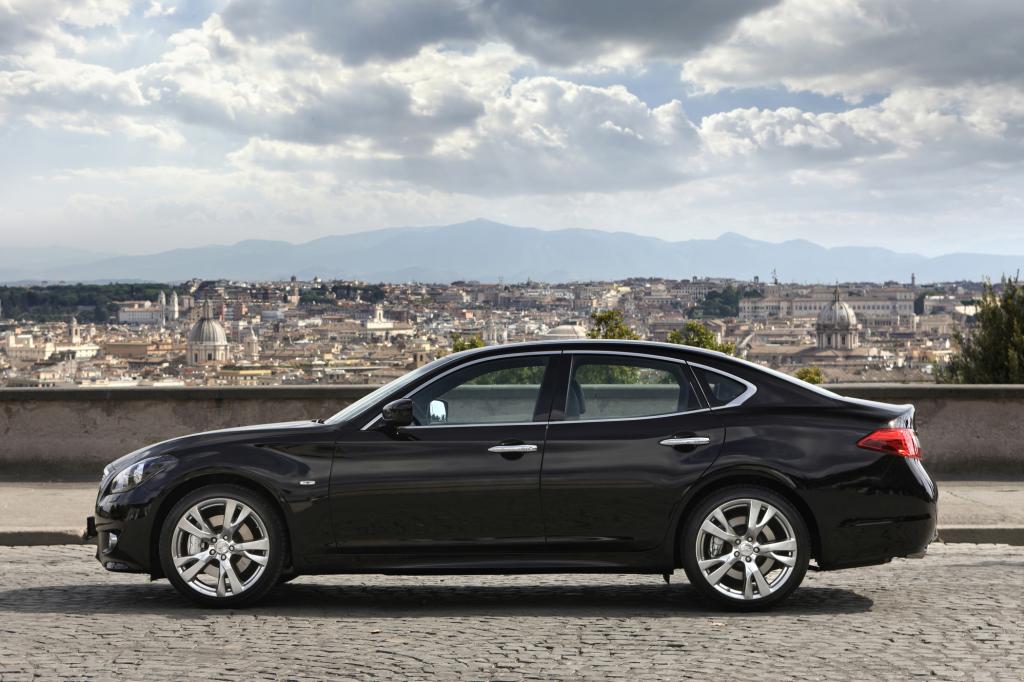 Es wird optisch klar, dass Infiniti den M30d als sportliche Limousine positionieren will 