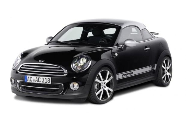 Feinarbeit am Mini Cooper Coupé