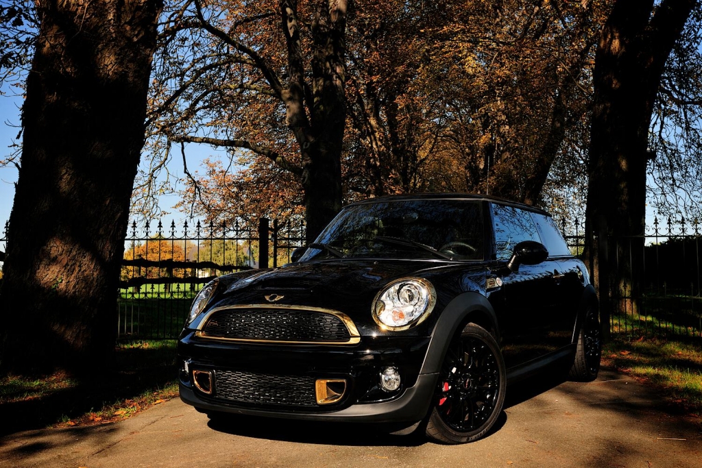HHR Manufaktur macht Mini John Cooper zu Goldkind 