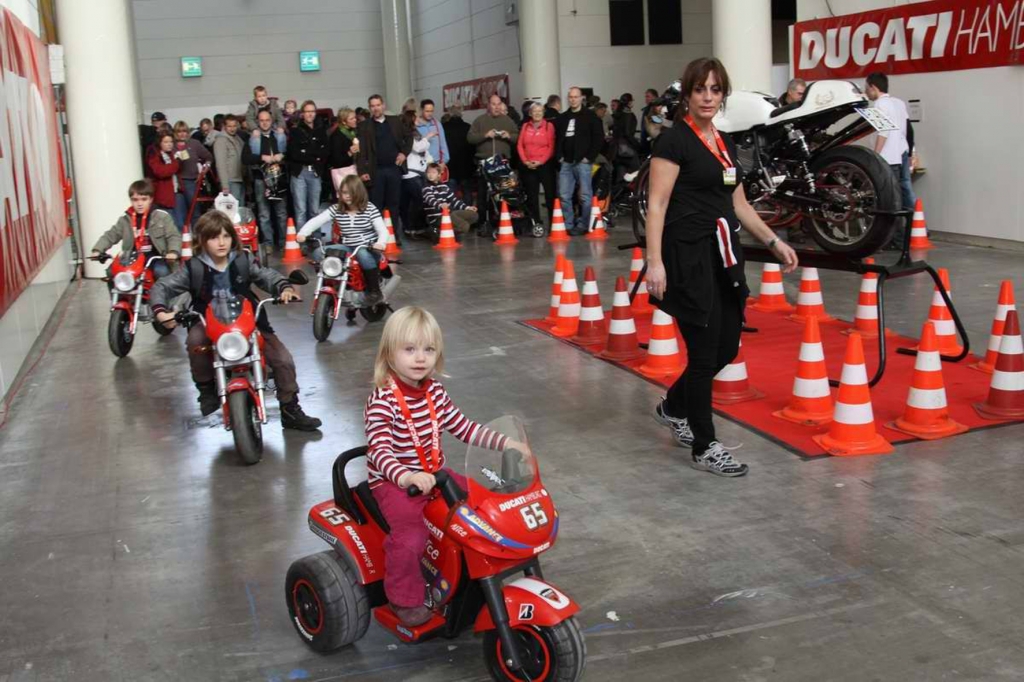 Hamburger Motorrad Tage HMT 2012: Neue Modelle, heiße Action, waghalsige Stunts