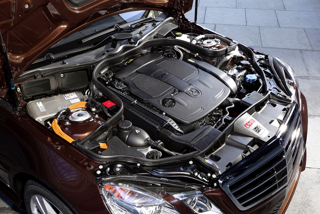 Hier ist ein Sechszylinder-Benziner mit Elektromotor kombiniert. 