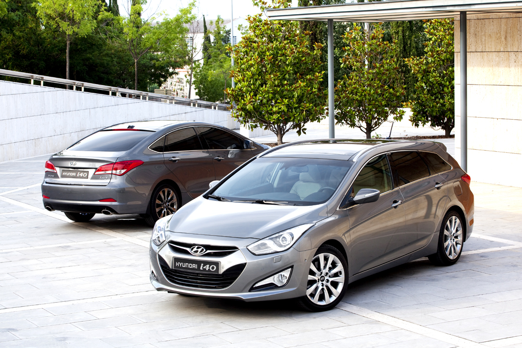 Hyundais formschöner neuer i40-Kombi (vorn) und dazu die Limousine. 