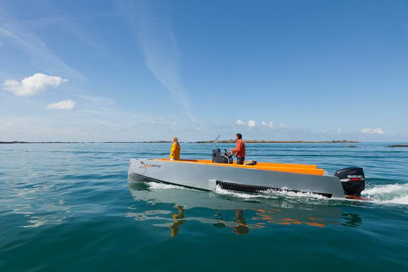 Iguana 29: Amphibien Motoryacht mit Kettenantrieb