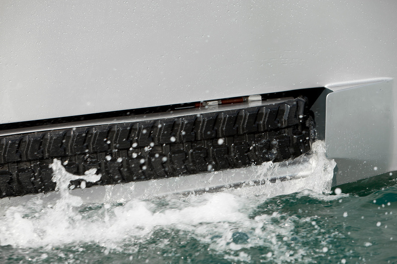 Iguana 29: Amphibien Motoryacht mit Kettenantrieb