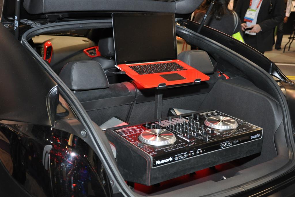 Im Kofferraum des Kia ist ein komplettes Soundsystem integriert