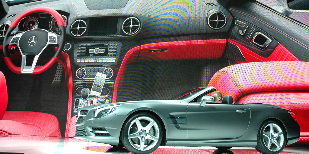 Immer enger verzahnt: Automobil, hier SL-Neuauflage vor riesiger Cockpit-Aufnahme, und Elektronik. 