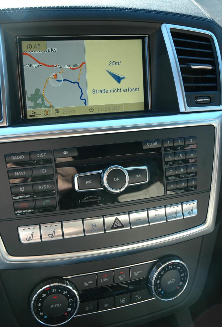Mercedes ML 63 AMG: Blick auf den mittleren Armaturenträger. 