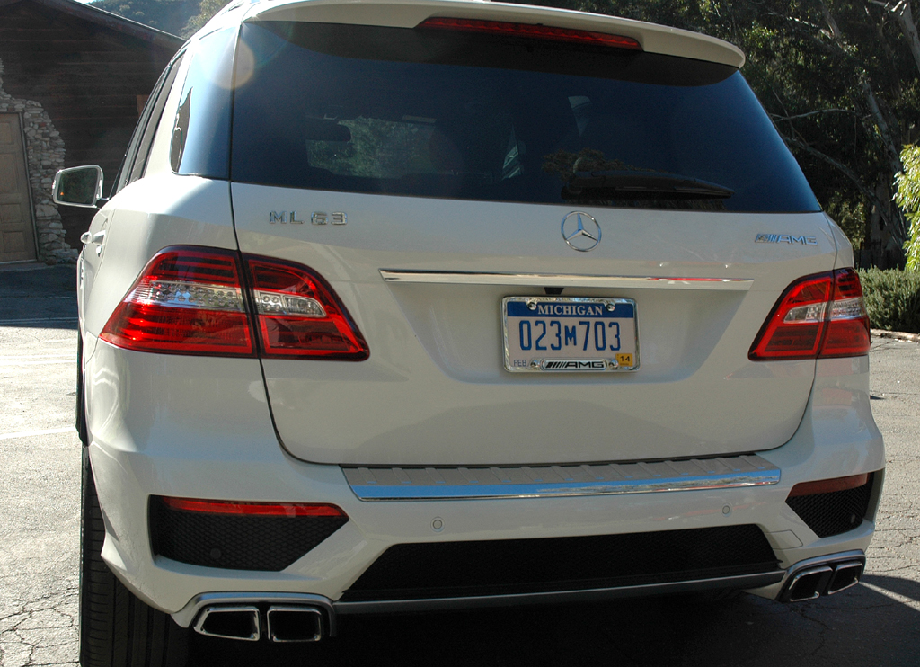 Mercedes ML 63 AMG: Blick auf die Hinterseite mit spezieller Heckschürze. 