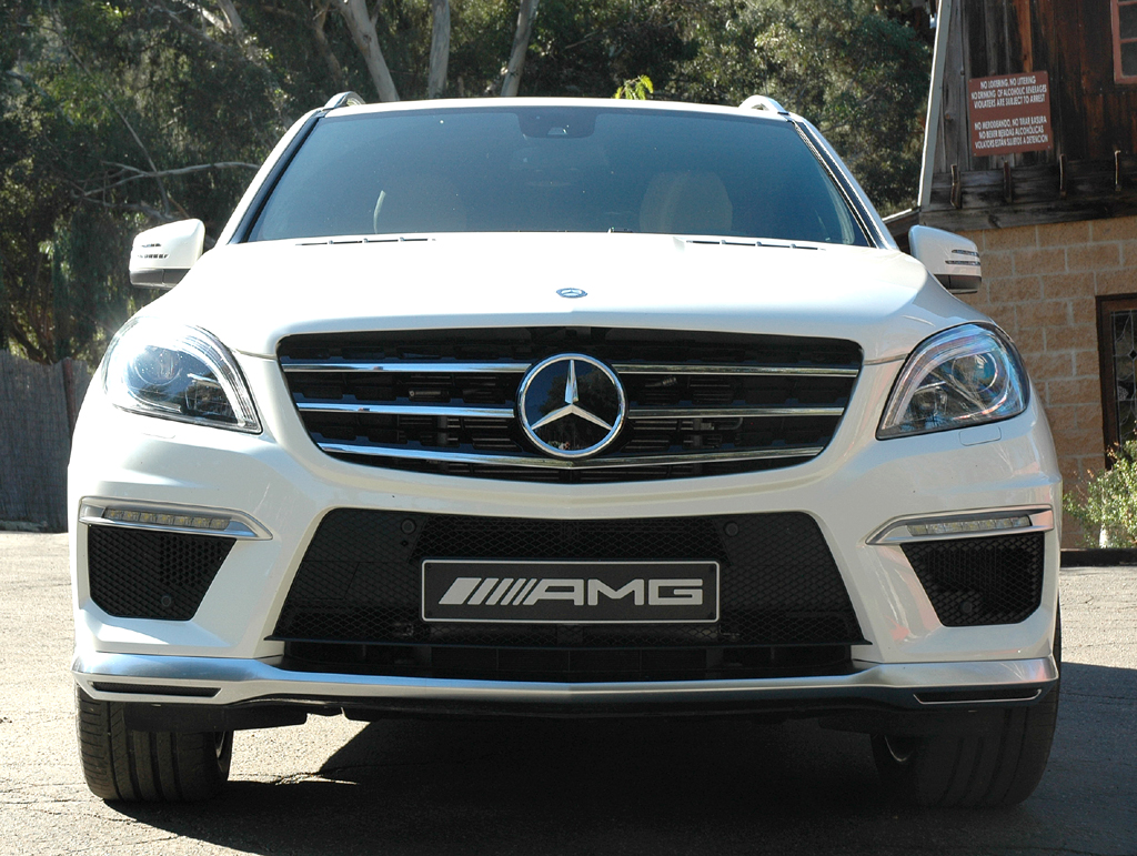 Mercedes ML 63 AMG: Blick auf die bullige Vorderseite mit spezieller Frontschürze. 