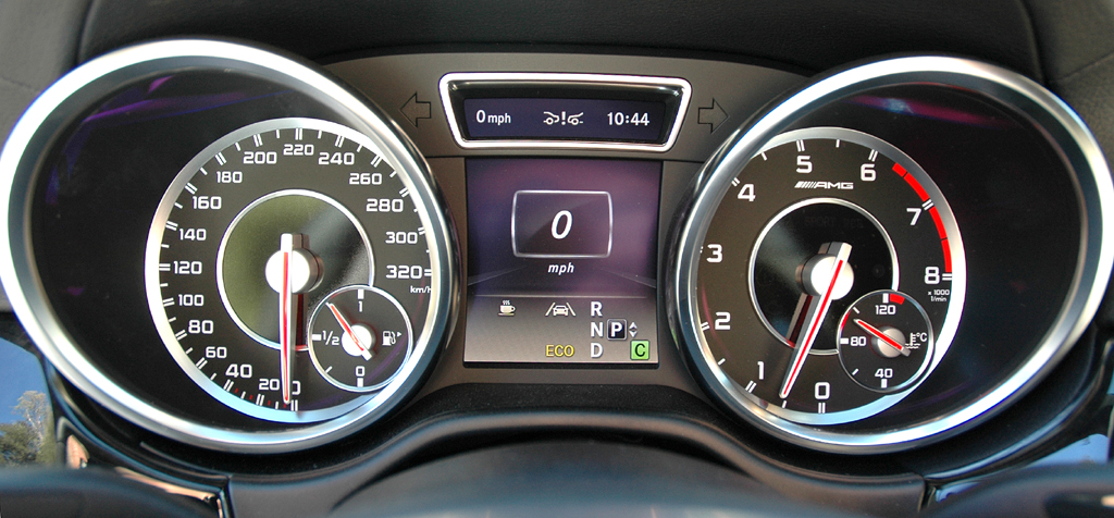 Mercedes ML 63 AMG: Blick durch den Lenkradkranz auf die Rundinstrumentierung. 