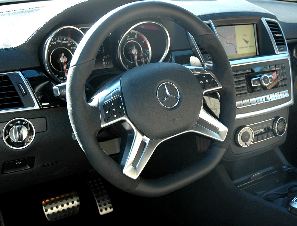 Mercedes ML 63 AMG: Blick ins sportlich-funktionelle Nobelcockpit. 