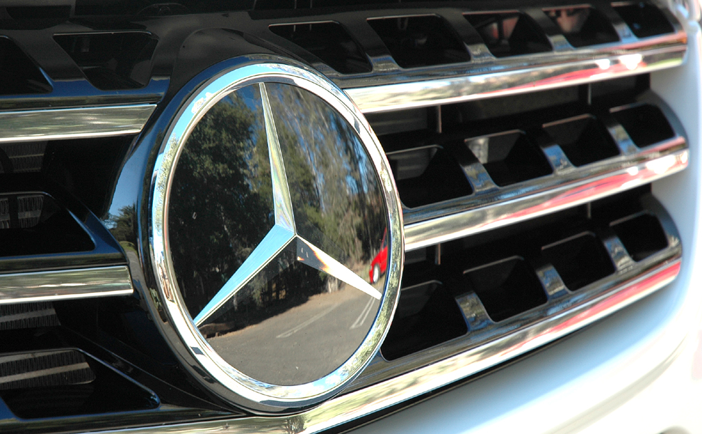 Mercedes ML 63 AMG: Der Markenstern sitzt vorn mittig und groß im Kühlergrill. 