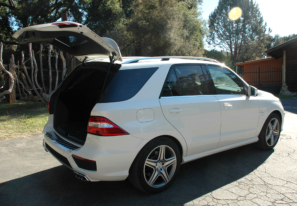 Mercedes ML 63 AMG: Ins Gepäckabteil passen stattliche 690 bis 2010 Liter hinein. 